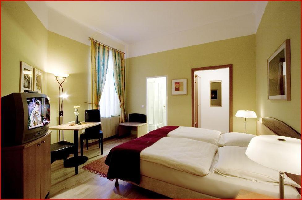 Hotel Garni - Gasthof Pillgrab Sankt Valentin Room photo